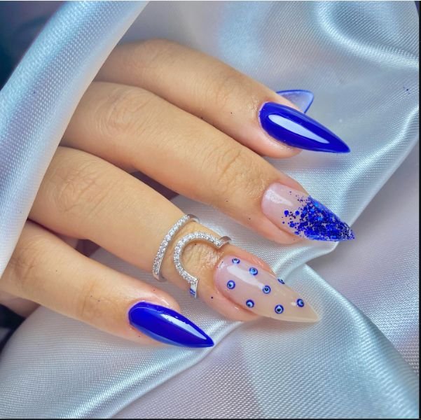 Alongamento de unhas vermelho e branco