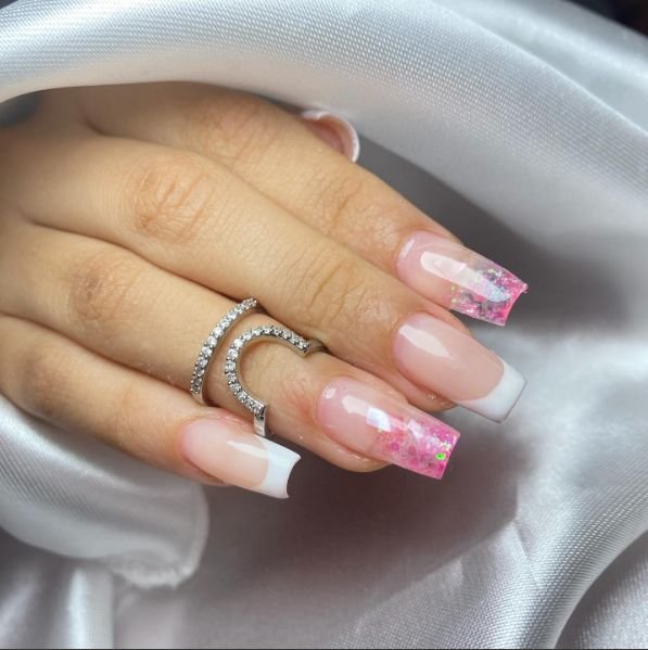 Unhas francesinha com glitter rosa