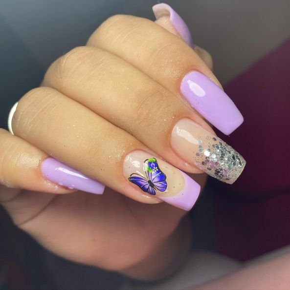 Unhas lilás com nail art de borboleta