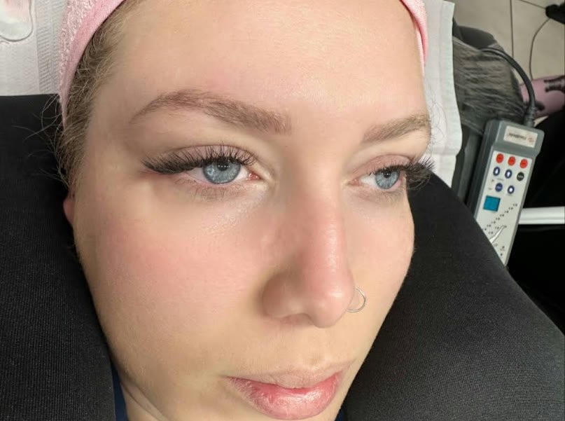 Extensão de cílios com efeito natural em cliente do Studio Josi Lopes Lashes em Londrina
