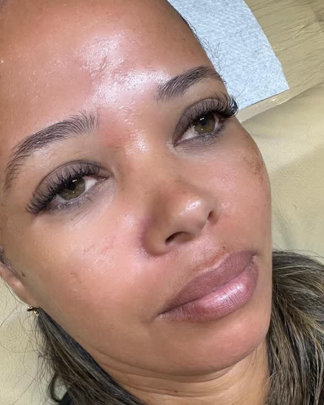 Cliente do Studio Josi Lopes Lashes com extensão de cílios recém-feita no Centro de Londrina