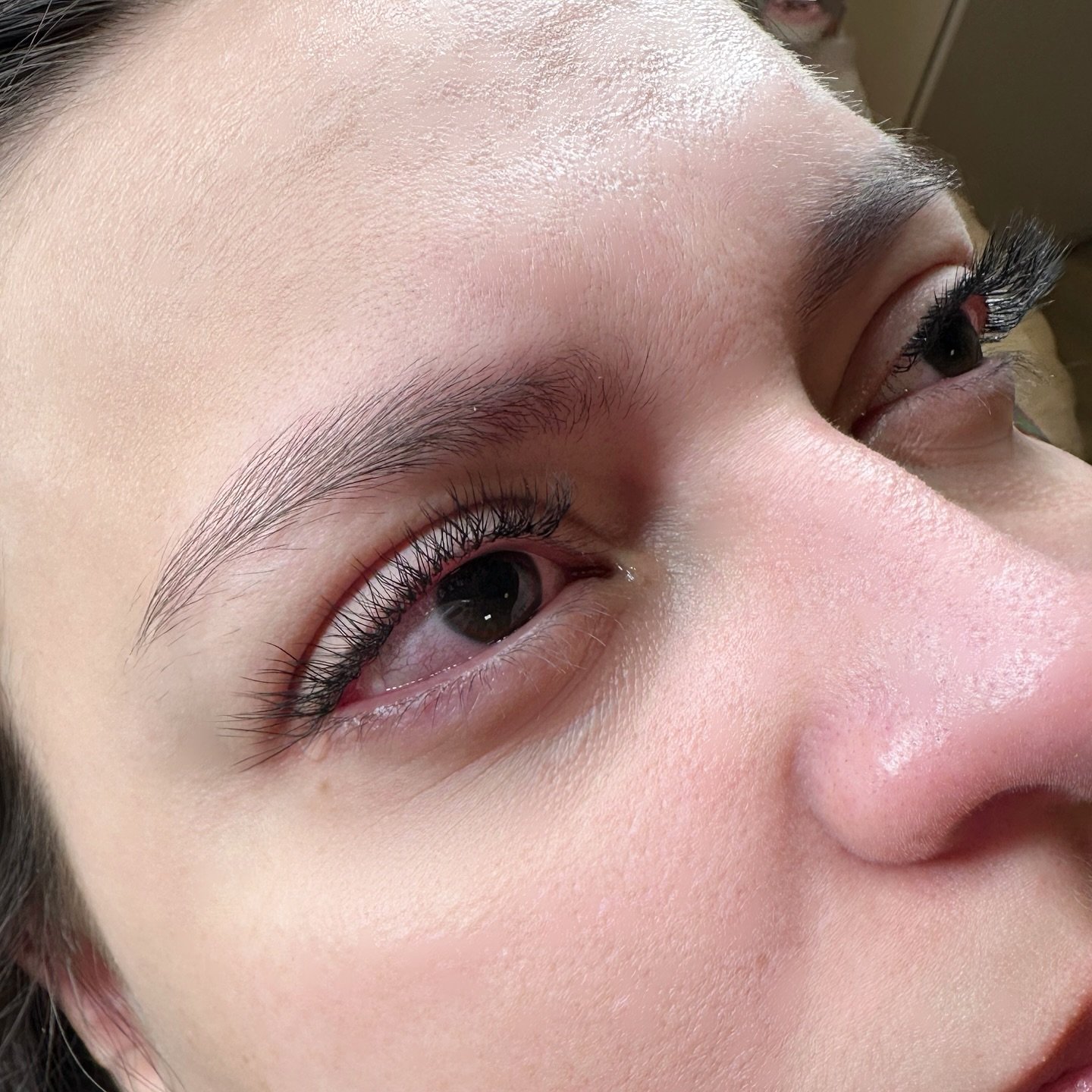 Cílios express com efeito natural e leve, feito no Studio Josi Lopes Lashes em Londrina
