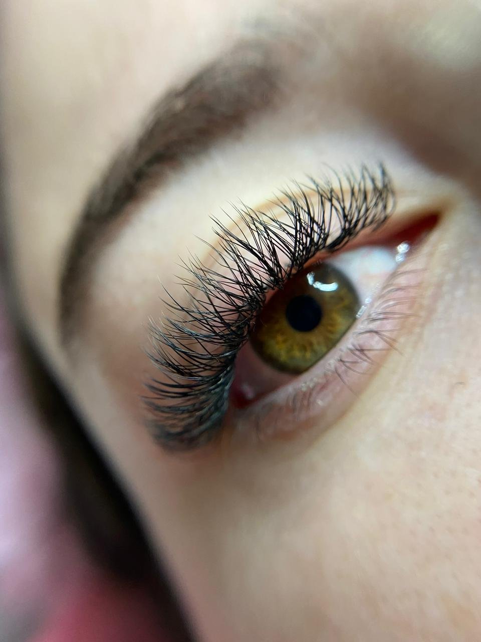 Extensão de cílios volume com efeito alongado realçando o olhar, no Studio Josi Lopes Lashes em Londrina