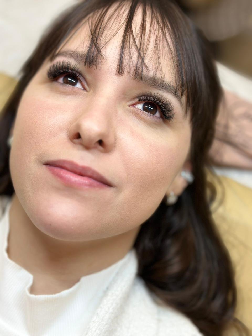 Cliente do Studio Josi Lopes Lashes com extensão de cílios, atendimento em Londrina