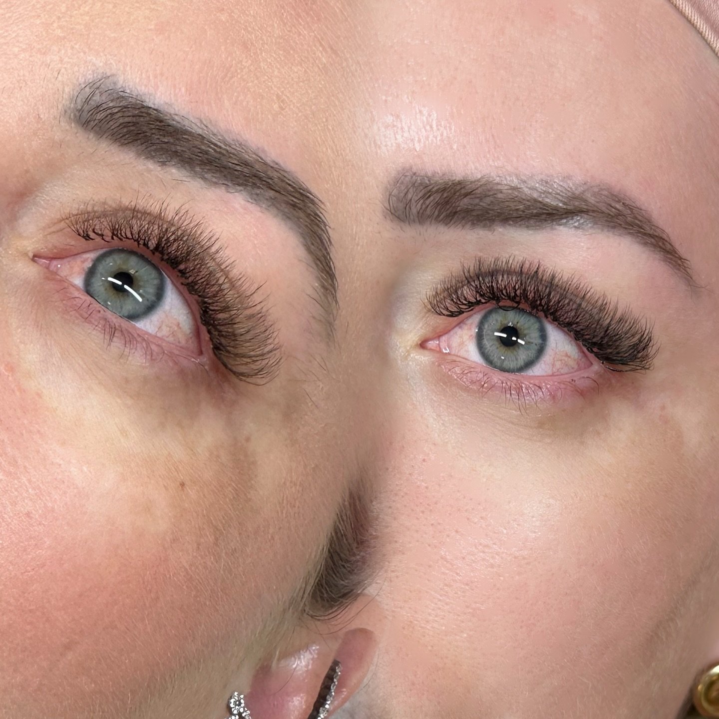 Extensão de cílios volume com design de sobrancelha em cliente do Studio Josi Lopes Lashes em Londrina