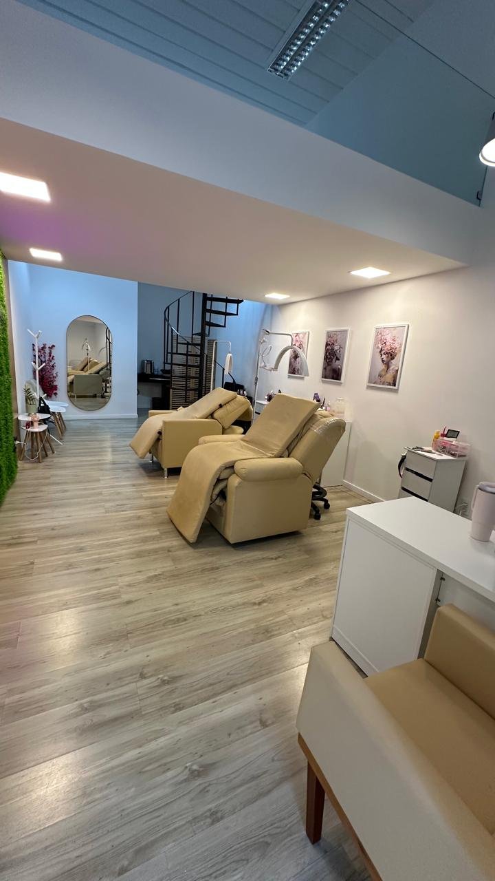 Interior do Studio Josi Lopes Lashes, com poltronas de atendimento e espaço higienizado, em Londrina