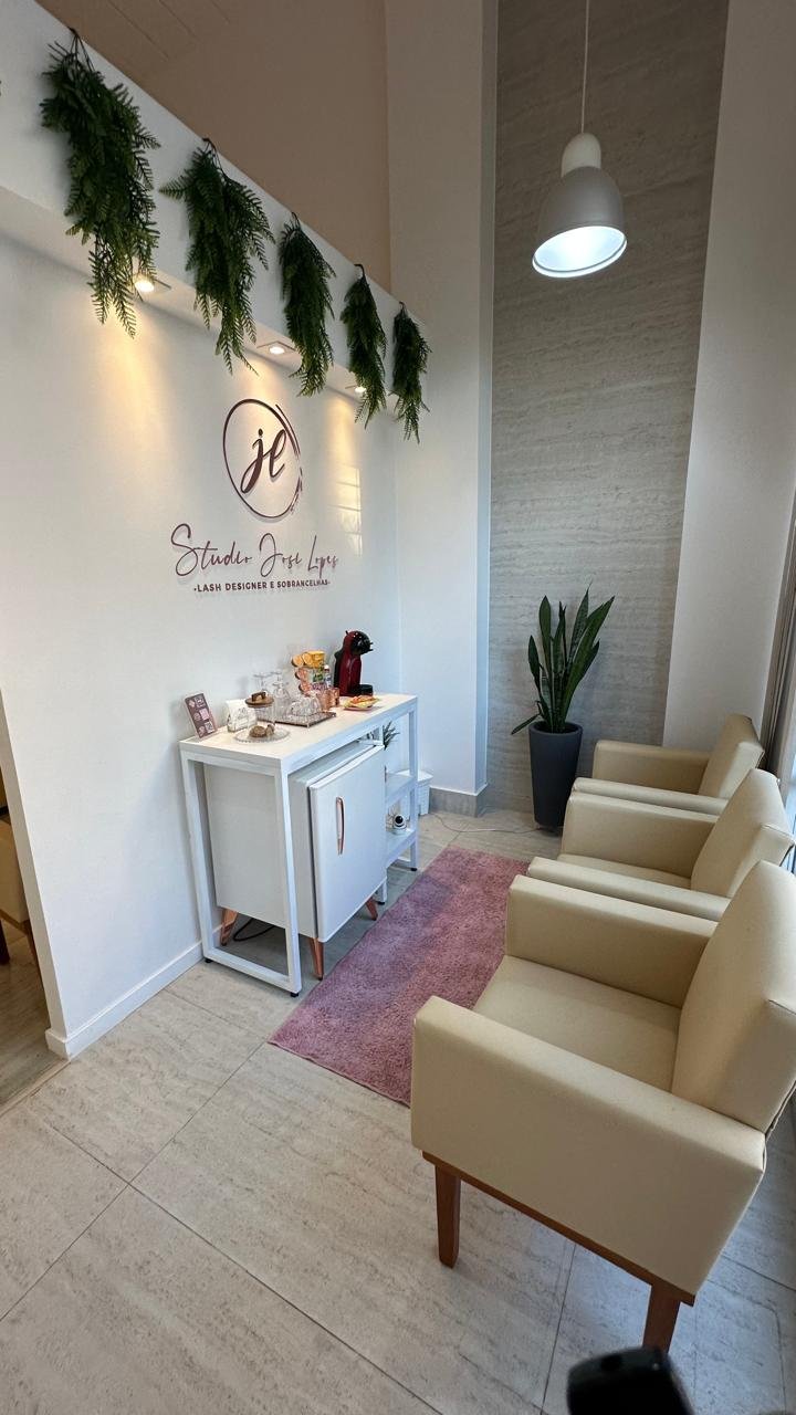 Recepção do Studio Josi Lopes Lashes, com logo na parede e ambiente aconchegante, no Centro de Londrina