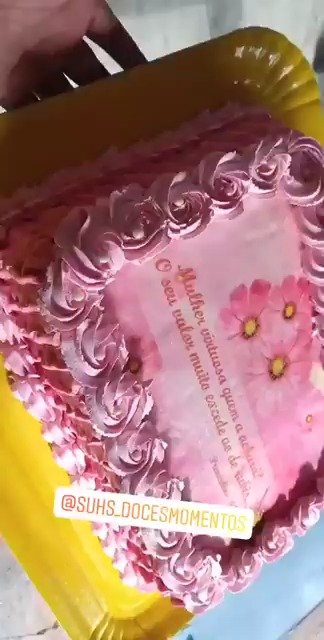Bolo feminino rosa decorado com flores
