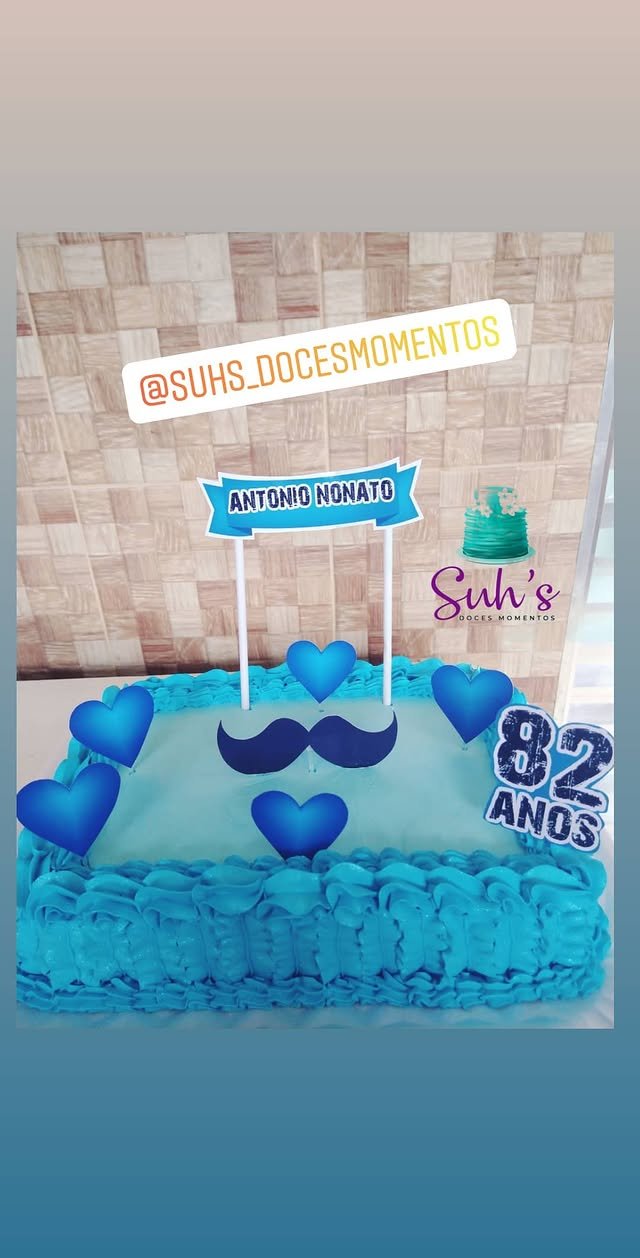 Bolo masculino azul com bigode para aniversário de 82 anos