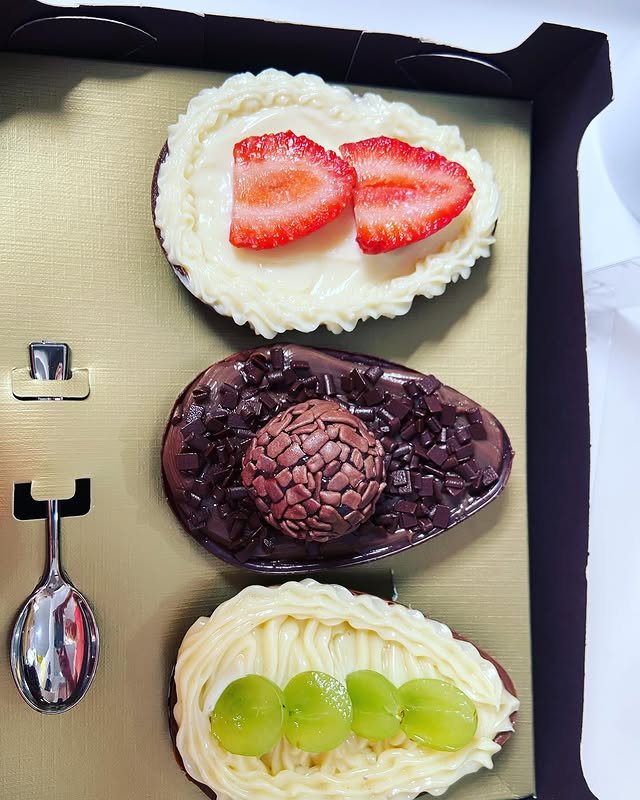 Ovo de colher com brigadeiro de ninho e morangos