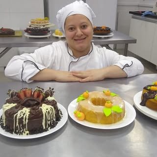 Suh, da Suh Doces Momentos, com bolos que ela mesma fez